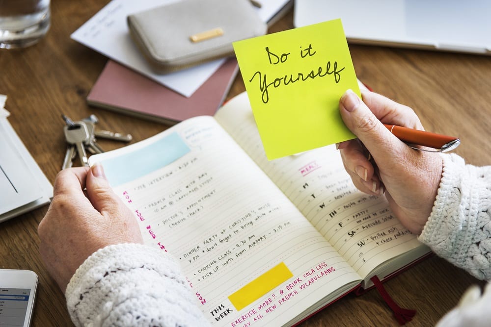 sticky note reminding readers of do it yourself investing